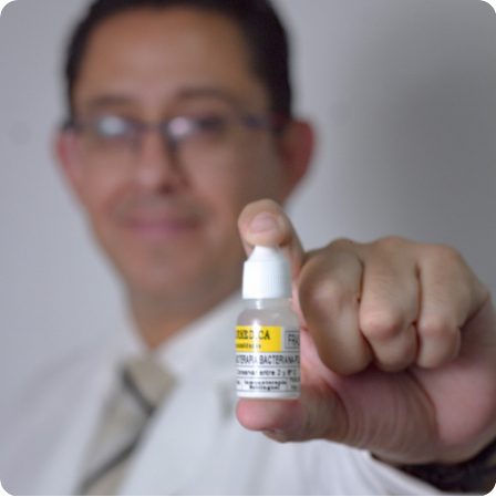 Médico alergólogo mostrando un frasco de inmunoterapia