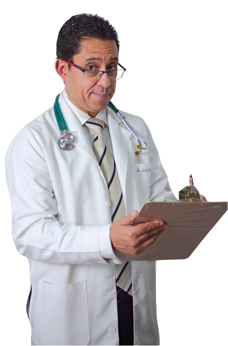 Médico alergólogo posando con cara de duda, en sus manos tiene una tabla y simula anotar algo.