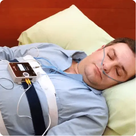 Persona durmiendo con un aparato para detectar problemas del sueño.