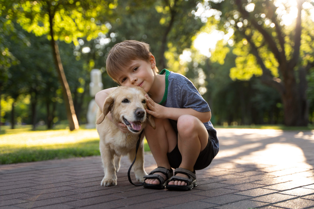 niño con perrito para evitar la sobreprotección