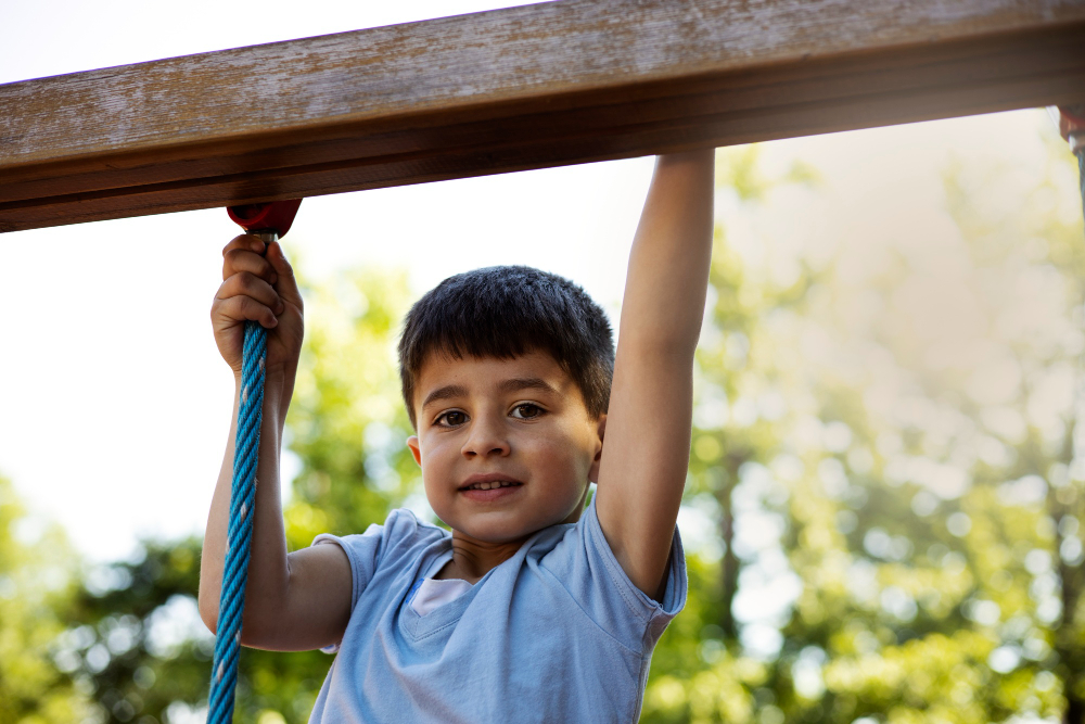 Niño jugando para evitar la sobreprotección