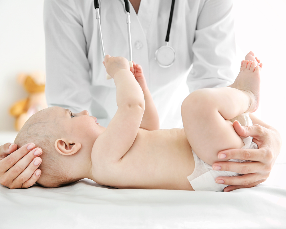 Bebé siendo examinado por un médico durante una consulta pediátrica.