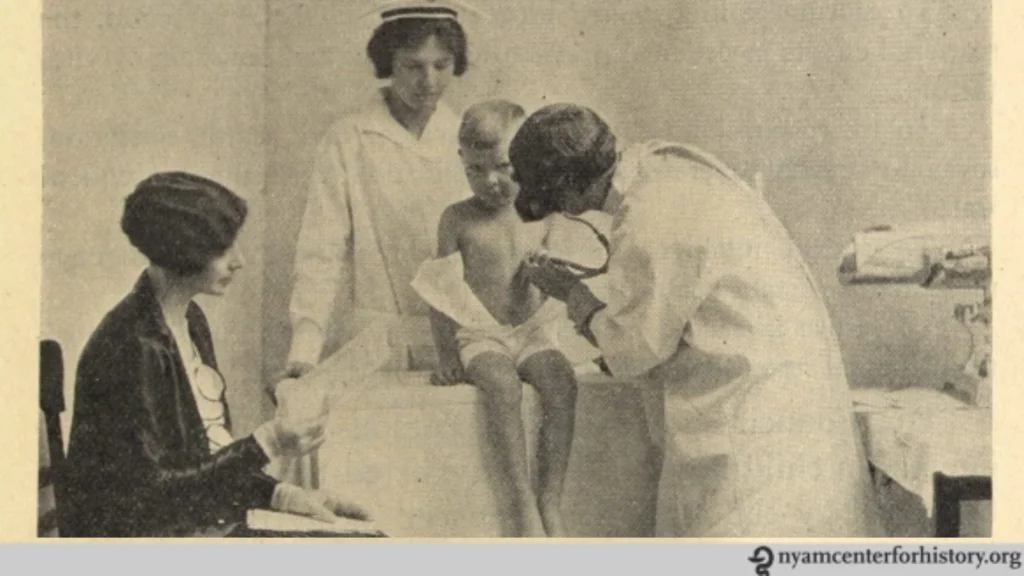 Escena histórica de médicos examinando a un niño, con una enfermera y otra profesional en la consulta médica, posiblemente vinculada a estudios iniciales sobre alergias.